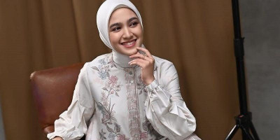 Cut Syifa dan Gaya Busana Feminin