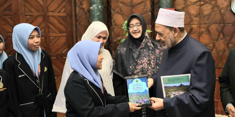 Syaikh al-Azhar bersama perwakilan PMI Dea Malela di Kairo (9/10). (Ist)