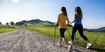 Mengenal Nordic Walking: Olahraga Unik dengan Segudang Manfaat Kesehatan