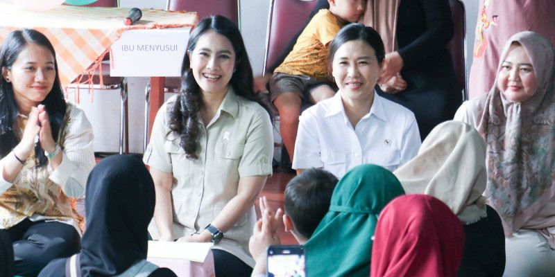 Wamen PPPA Veronica Tan (kedua dari kanan) mengunjungi posyandu di Jakarta (10/1). (Kemenpppa)