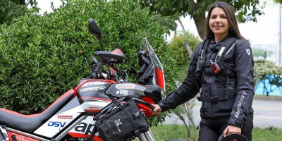Guru Perempuan Ini Kelilingi Dunia dengan Sepeda Motor
