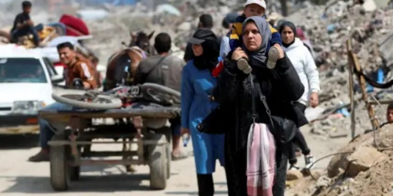 Warga Gaza kembali mengungsi setelah serangan Israel (18/3). (Reuters)