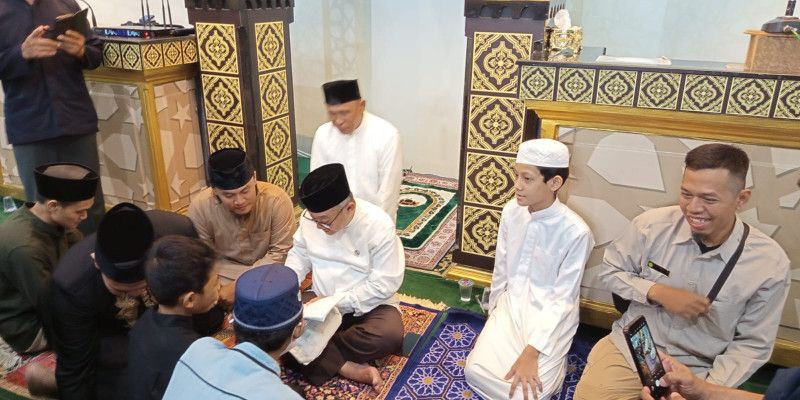 Mendikdasmen Abdul Mu'ti memberi tanda tangan di jurnal Ramadan siswa usai mengisi ceramah tarawih (25/3) di Masjid Al Falah, Bendungan Hilir. (Ist)