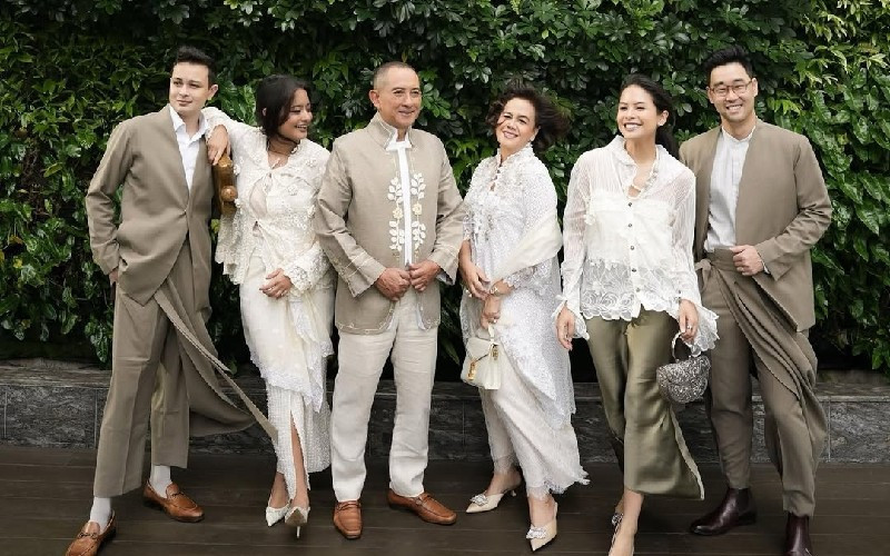 Maudy Ayunda bersama keluarga di Lebaran 2025. (Instagram/@maudyayunda)
