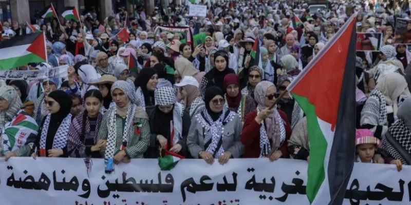 Masyarakat turun ke jalan di kota Rabat (6/4) protes keras serangan Israel. (AFP)