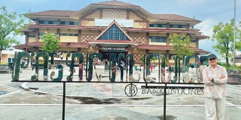 Sri Mulyani berfoto di depan Pasar Klewer, Solo saat libur Lebaran 2025. (Instagram/smindrawati)