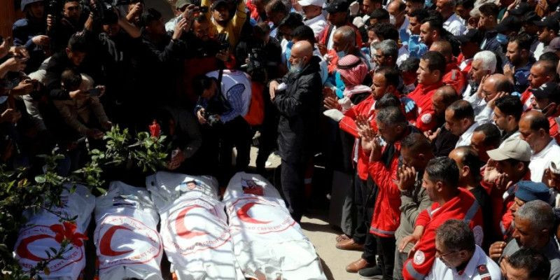 Empat jenazah petugas medis yang siap dimakamkan pada 31 Maret lalu di Khan Younis. (Reuters)
