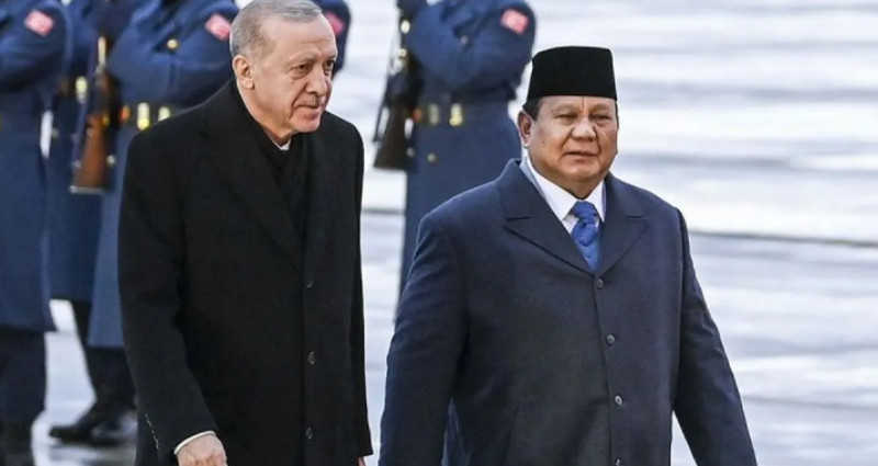 Presiden Turki Recep Tayyip Erdogan menyambut kedatangan Presiden Prabowo Subianto di Antara, Turki (9/4). (ANTARA)