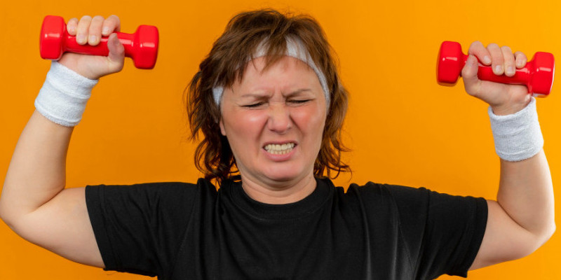 Ilustrasi perempuan angkat dumbbell. (Freepik)