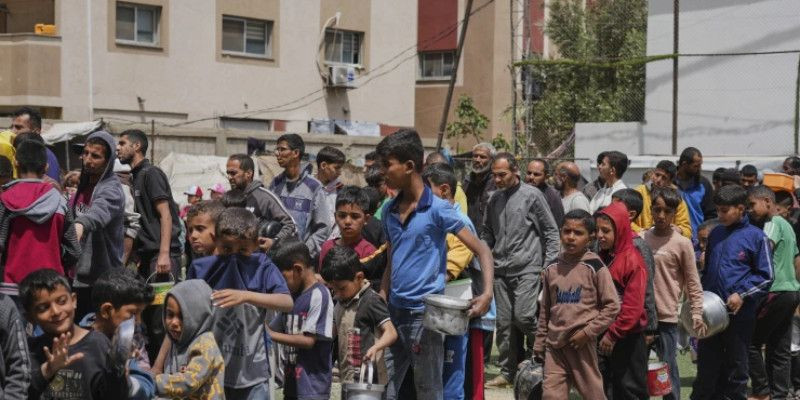 Warga mengantre makanan di Nuseirat, Gaza (11/4). (AP)