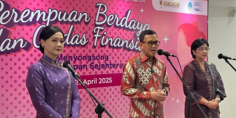 Friderica Widyasari OJK (kiri) dan Menteri P2MI Abdul Kadir Karding (tengah) dalam literasi keuangan 