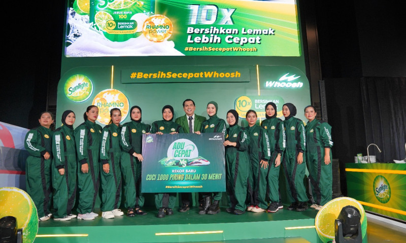 Zaskia Mecca bersama Rhamno Squad Sunlight (21/4) di Stasiun Kereta Cepat Halim. (Ist)