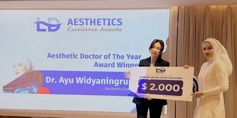 Menerima penghargaan Best Influencer Aesthetic Doctor di ajang Aesthetic Excellence Award 2025 (21/4) di Korea Selatan. (Ist)