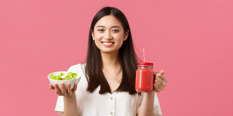 Ilustrasi perempuan dengan makanan sehat. (Freepik/benzoix)