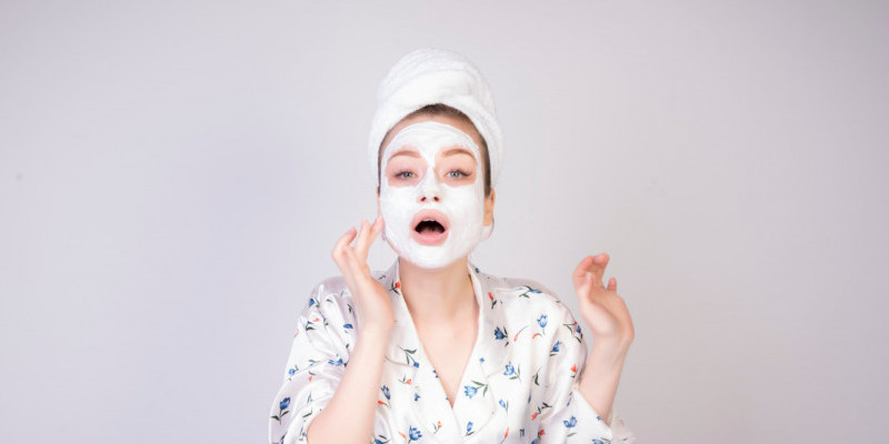 Ilustrasi perempuan dengan masker wajah putih. (Freepik/Stockking)