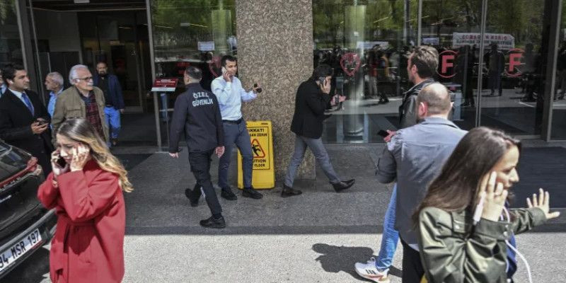 Warga Istanbul panik saat terjadi gempa (23/4). (Anadolu)
