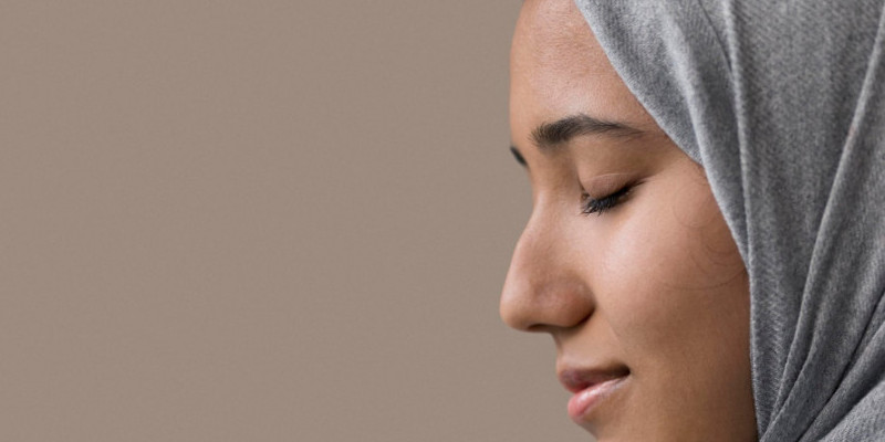 Ilustrasi seorang perempuan berhijab sedang termenung. (Freepik)