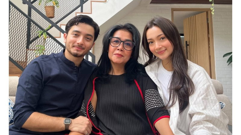 Bryan Domani dan Megan Domani mengapit sang bunda. (Instagram/@bryandomani_bd_)