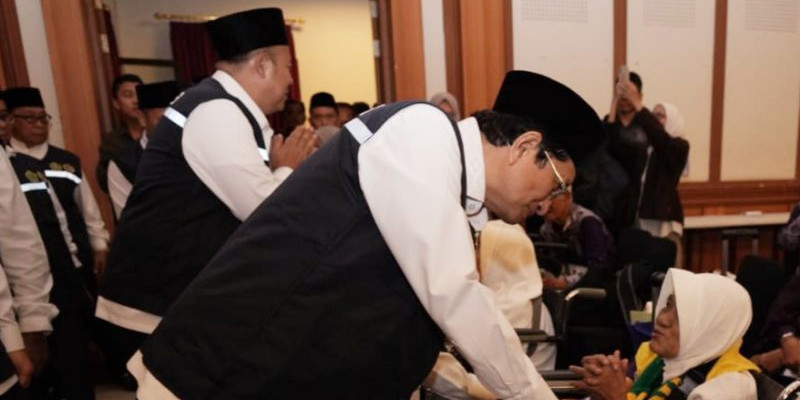 Menteri Agama menyapa jemaah haji di Pondok Gede (1/5). (Kemenag RI)