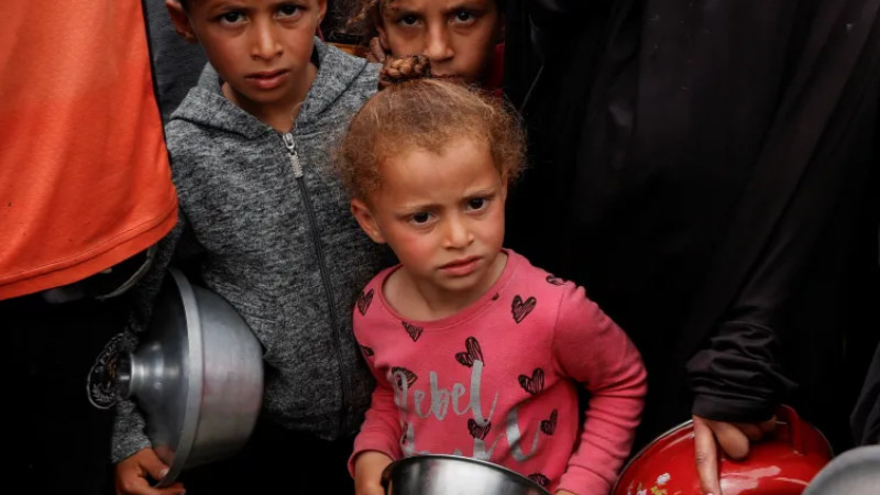 Ilustrasi anak Palestina antre makanan di Khan Younis. (Reuters)