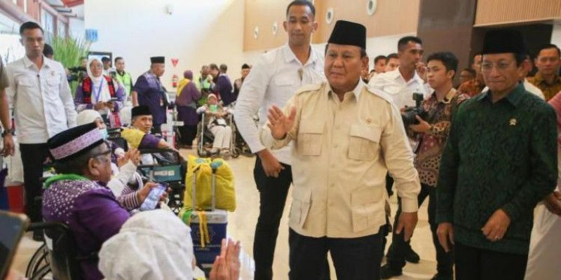 Presiden Prabowo sapa jemaah haji di Bandara Soekarno Hatta (4/5). (ANTARA)