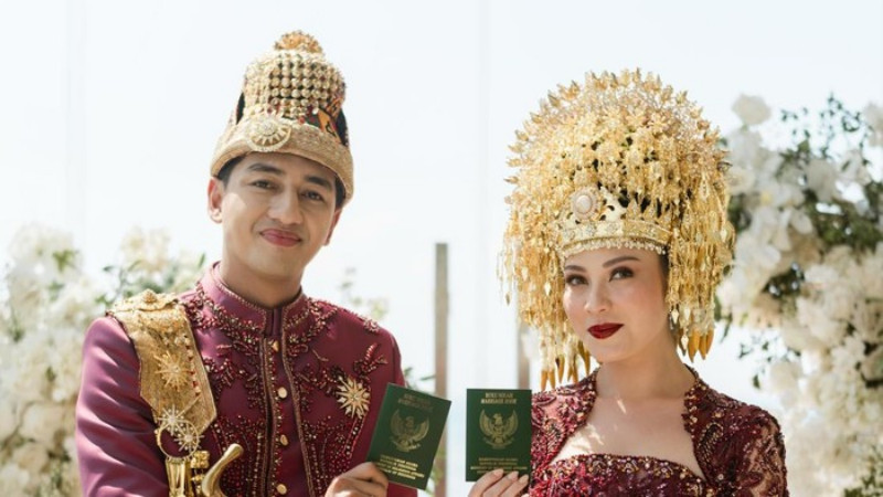 Harris Vriza dan Haviza Devi Anjani usai akad nikah (2/5) dalam balutan busana khas Aceh. (Instagram/@harrisvriza)