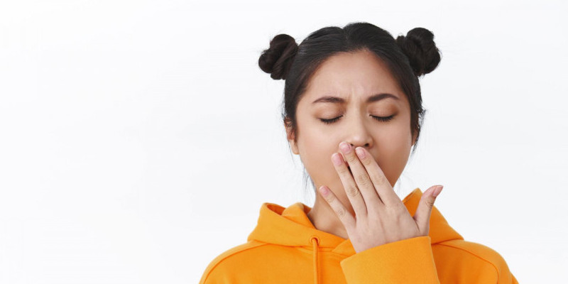 Ilustrasi perempuan muda menutup mulutnya. (Freepik)