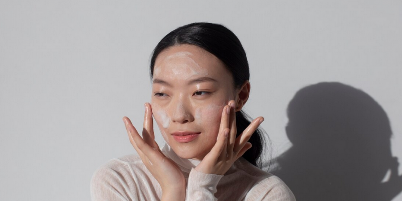 Ilustrasi perempuan sedang melakukan skincare routine. (Freepik)
