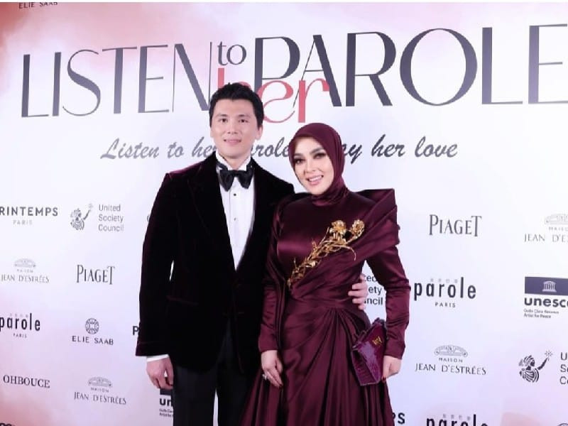 Pasangan Reino Barack-Syahrini saat menghadiri penganugerahaan Listen to Her Parole (14/5). (Instagram/@princessyahrini)
