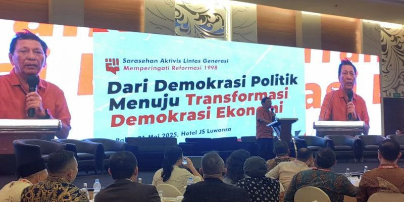 Hariman Siregar berbicara di sarasehan 