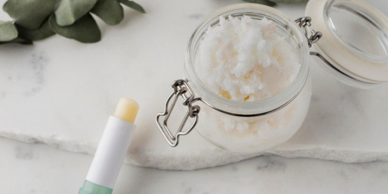 Lip balm dengan kandungan shea butter. (Freepik)