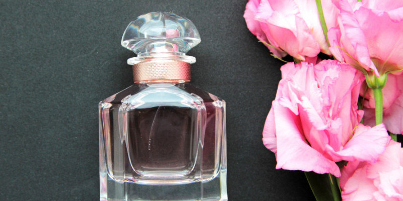 Ilustrasi parfum dengan wewangian bunga mawar. (Freepik)