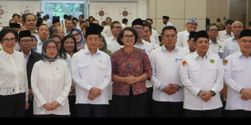 Menteri Agama Nasaruddin Umar dan Menteri PAN RB Rini Widiyantini bersama jajaran Kementerian Agama. (Kemenag RI)
