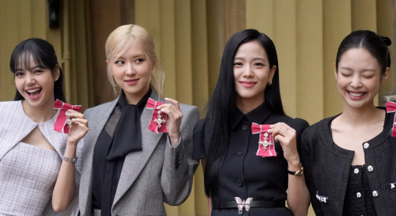 (Ki-Ka) Lisa, Rose, Jisoo, dan Jennie saat menerima penghargaan dari Raja Charles tahun 2023. (Royal)