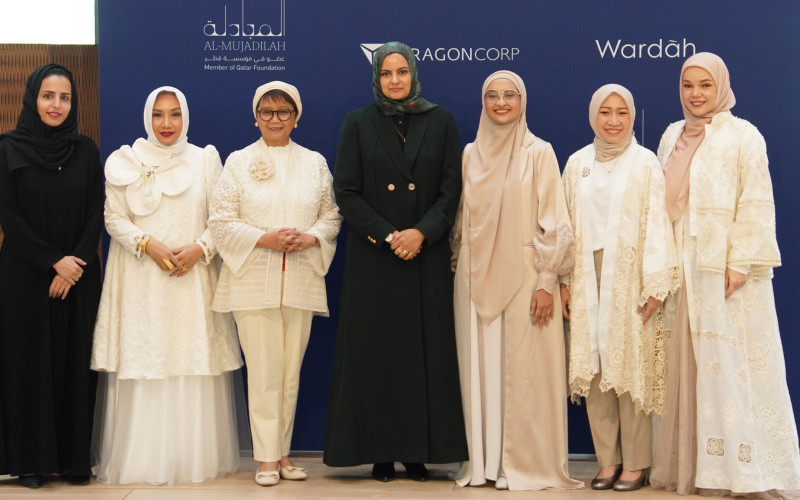 (Ki-Ka) Maha Al-Khalifa, Lita Kardatin Hassan, Retno Marsudi, Dr. Sohaira Siddiqui, Amalia Sarah Santi, dr. Sari Chairunnisa, Sp.KK, FINSDV, dan Dewi Sandra di Doha, Qatar (18/5). (Ist)