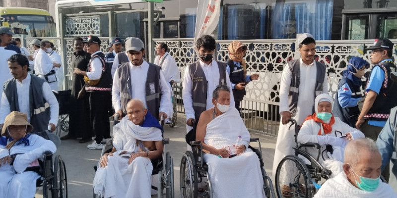 Penyewaan kursi roda untuk jemaah haji lansia dan disabilitas. (Kemenag RI)
