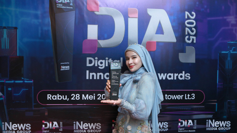 dr. Ayu Widyaningrum menerima Digital Innovation Awards 2025 (28/5) di Jakarta. (Ist)