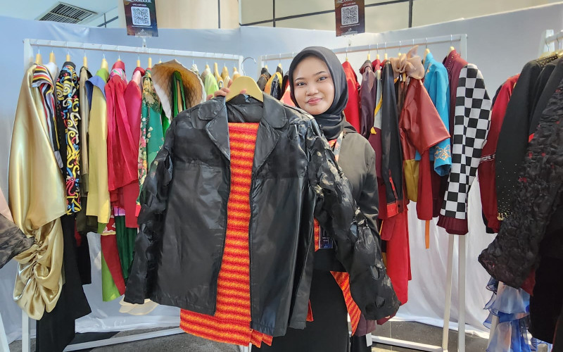 Nadhira Tiani Azalia dan karyanya di UFE x UFY 2025. (FARAH)