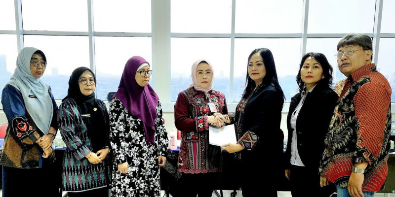 Kakak kandung alm. Johanes, Anna Tuning Sitanggang, menyerahkan pengaduan dan tuntutan keluarga kepada Direktur RSUD Tarakan, dr. Weningtyas Purnomorini MARS (5/6). (Ist)

