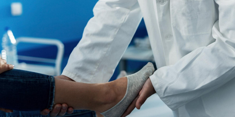 Dokter sedang memeriksa kaki. (Freepik)