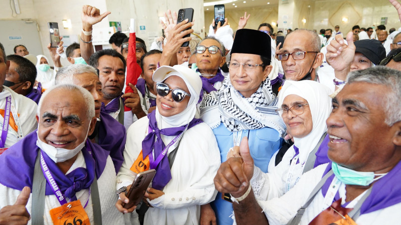Menag Nasaruddin Umar saat menemui jemaah haji jelang wukuf di Arafah (4/6). (Kemenag RI)