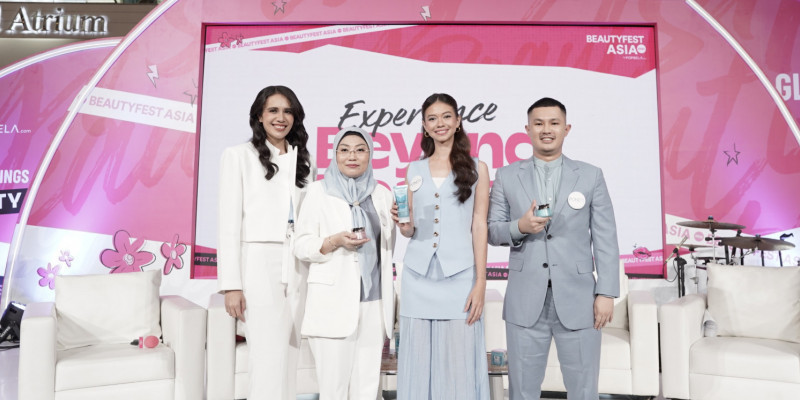 Yuki Kato (kedua kanan) dalam peluncuran POND’S Ultra Light Biome Gel (7/6) di Jakarta. (Ist)