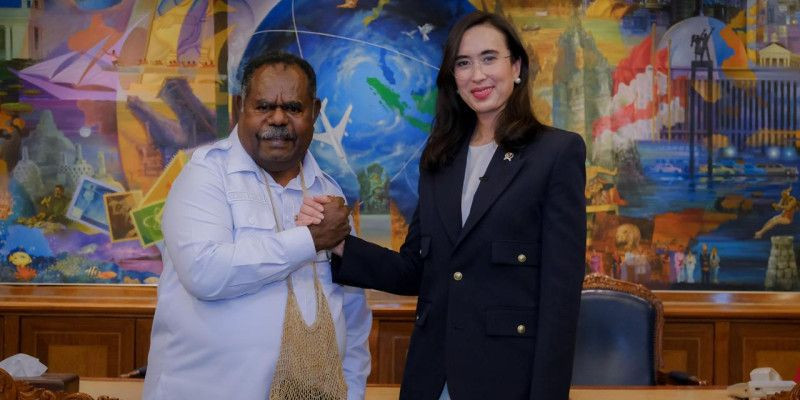 Gubernur Papua Barat Elisa Kambu & Menteri Pariwisata Widiyanti Putri Wardhana. (Kemenpar)