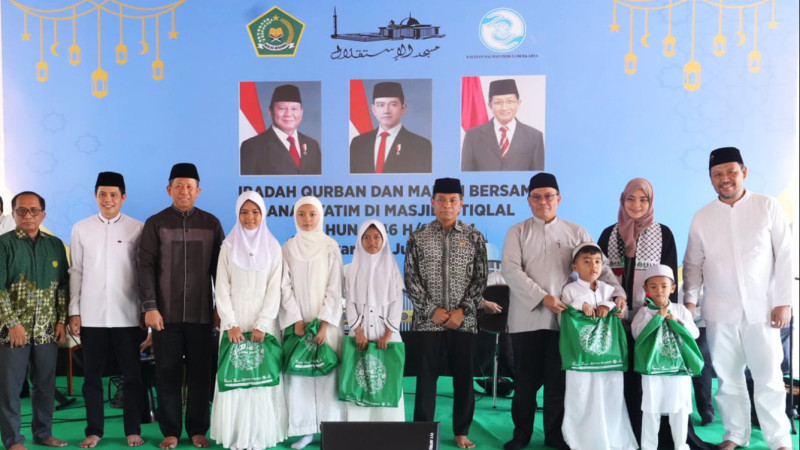 Pemberian simbolis Makan Bergizi Gratis kepada anak yatim (8/6). (Kemenag RI)