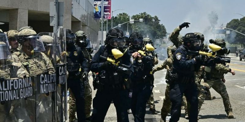 Garda Nasional saat menghadapi demonstran di Los Angeles. (AFP)