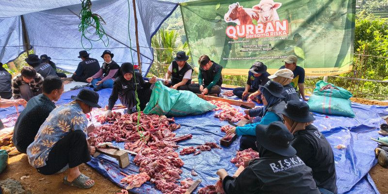 RISKA Menteng berbagi kebahagiaan dengan penyaluran daging kurban di Desa Malasari, Bogor. (RISKA)