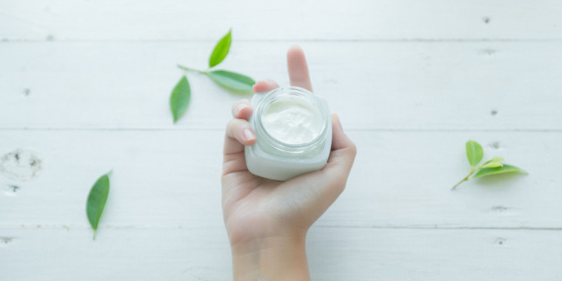 Ilustrasi krim wajah dengan kandungan tea tree. (Freepik/jcomp)