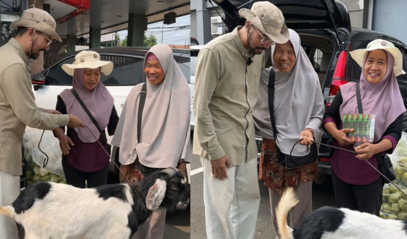 Penyerahan kurban dari Kutus Kutus ke ibu penjual ketupat. (Ist)