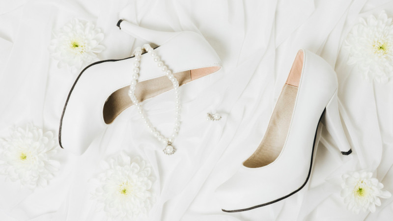 Sepatu putih yang menyempurnakan kecantikan. (Freepik)