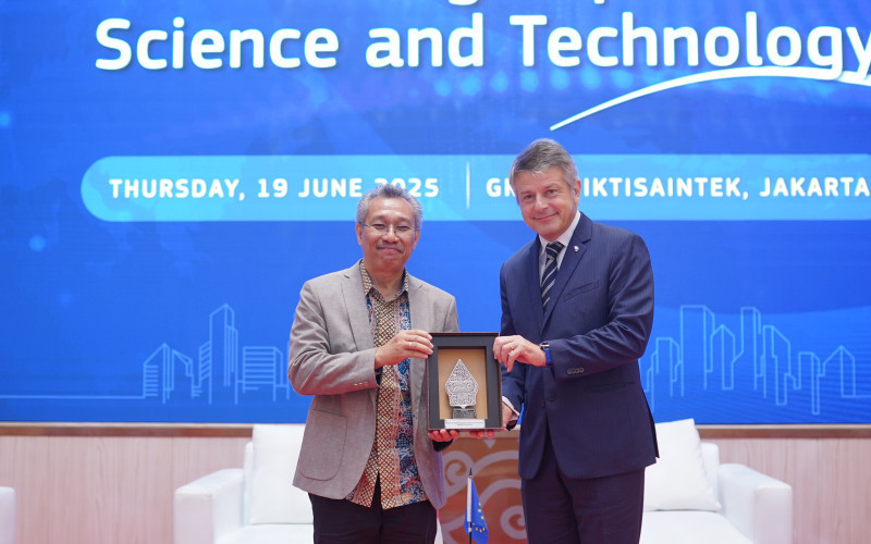 (ki-ka) Sekjen Kemdiktisaintek Togar M. Simatupang dan Dubes Uni Eropa untuk Indonesia Denis Chaibi meresmikan Program Horizon Europe di Grha Kemdiktisaintek, Jakarta (19/6)